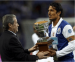 Bruno Alves recebe troféu de campeão nacional da FPF_2009.PNG