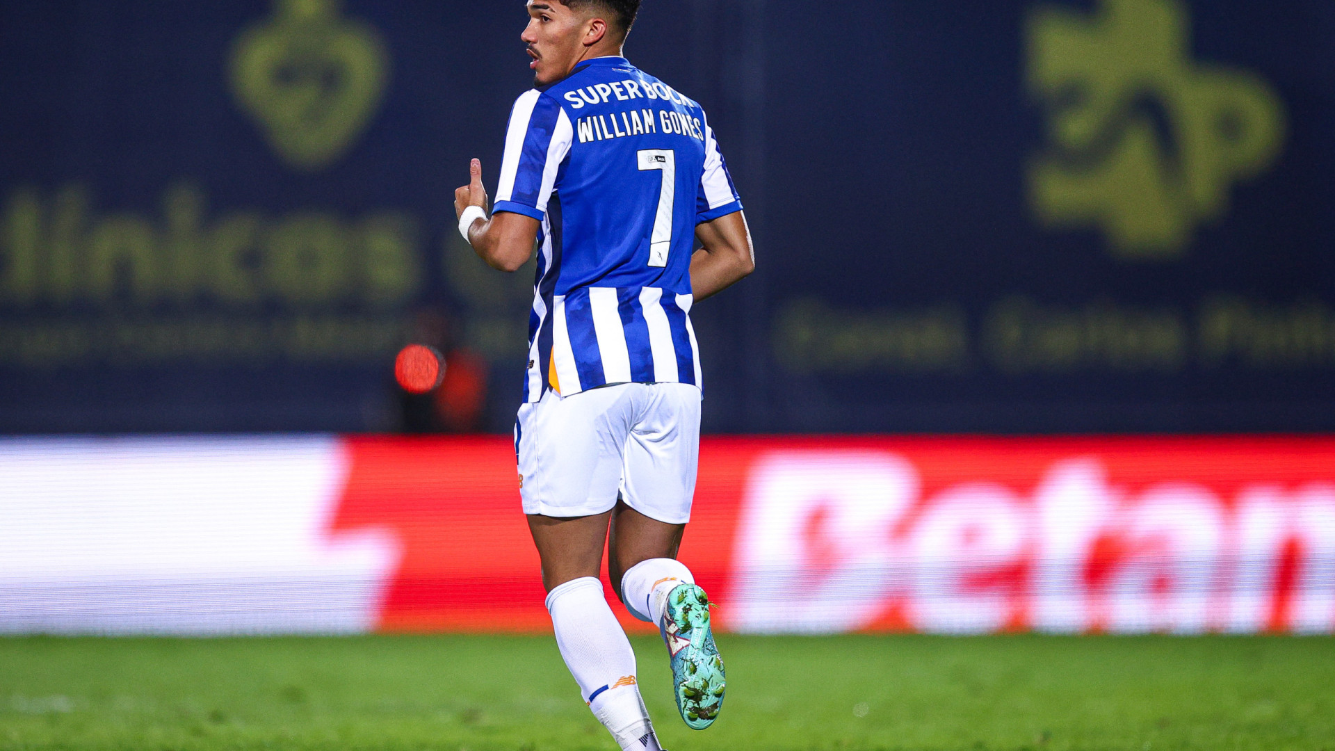 Lush Lembram-se Do 'velho' Robben? Está No Fc Porto E Chamam-lhe William! (as Notas Dos Dragões) Background for Your Screen Lush Lembram-se Do 'velho' Robben? Está No Fc Porto E Chamam-lhe William! (as Notas Dos Dragões) Background for Your Screen