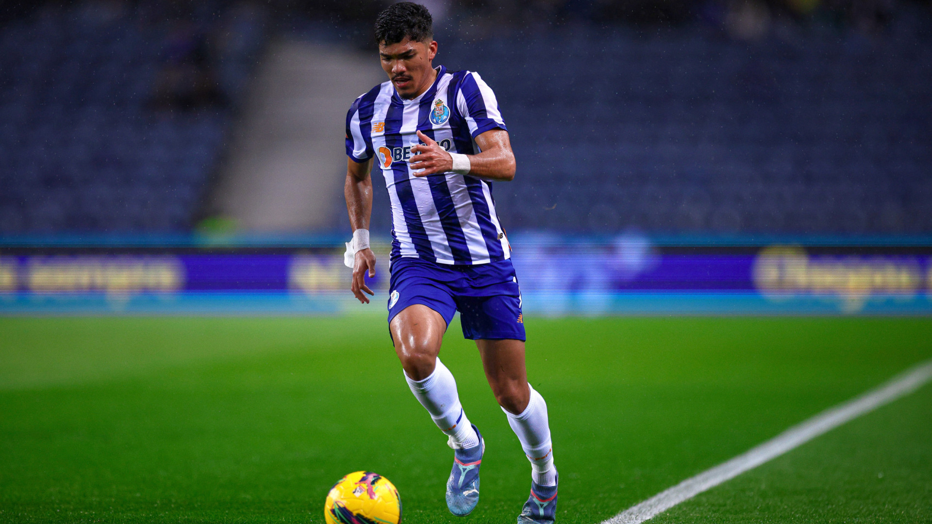 Serene Lembram-se Do 'velho' Robben? Está No Fc Porto E Chamam-lhe William! (as Notas Dos Dragões) Wallpaper Illustration Serene Lembram-se Do 'velho' Robben? Está No Fc Porto E Chamam-lhe William! (as Notas Dos Dragões) Wallpaper Illustration