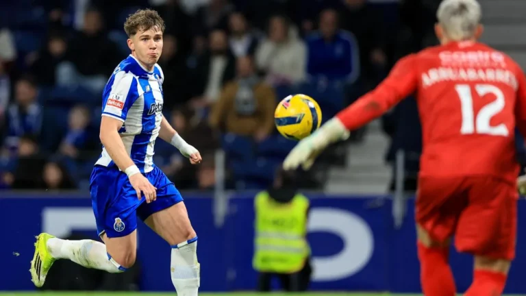 Farioli elogia jovem polaco: "Pietuszewski sabe quando partir para o momento individual"