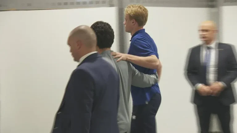 Atenção Portistas! Froholdt deixou a Luz a coxear e amparado por elemento do staff do FC Porto