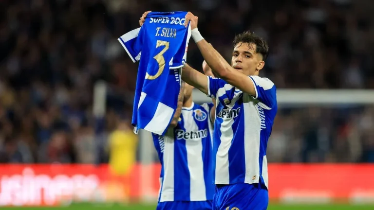 Farioli dedica vitória a Thiago Silva: "O grupo é uma família"