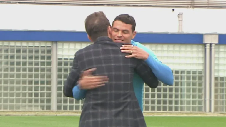 Thiago Silva interrompe treino para abraço sentido a Rubens Júnior