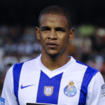 Fernando despede-se do futebol: um dos grandes pilares do FC Porto mais recente fecha a carreira com 12 títulos no Dragão
