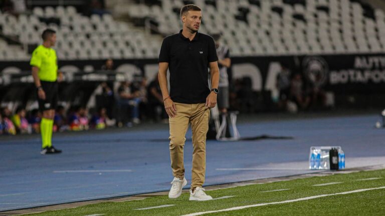 Botafogo é eliminado da Libertadores e adeptos arrasam Martín Anselmi: "Não vai longe"