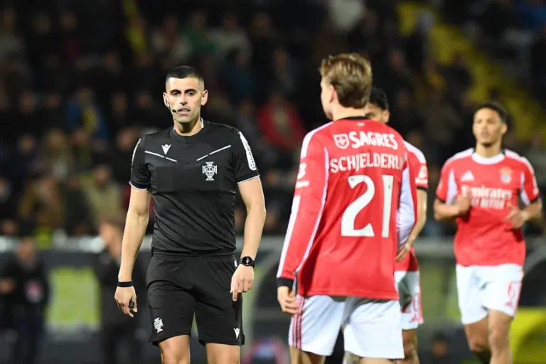Benfica faz mais um teatro com a arbitragem: Mário Branco foi ao balneário do árbitro após o jogo com o Arouca