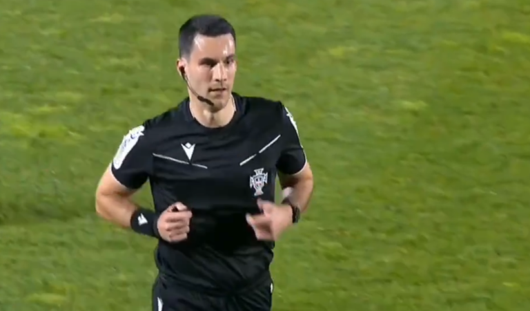 Puxão na área, VAR chamado e nada assinalado: FC Porto B volta a sair prejudicado pela arbitragem