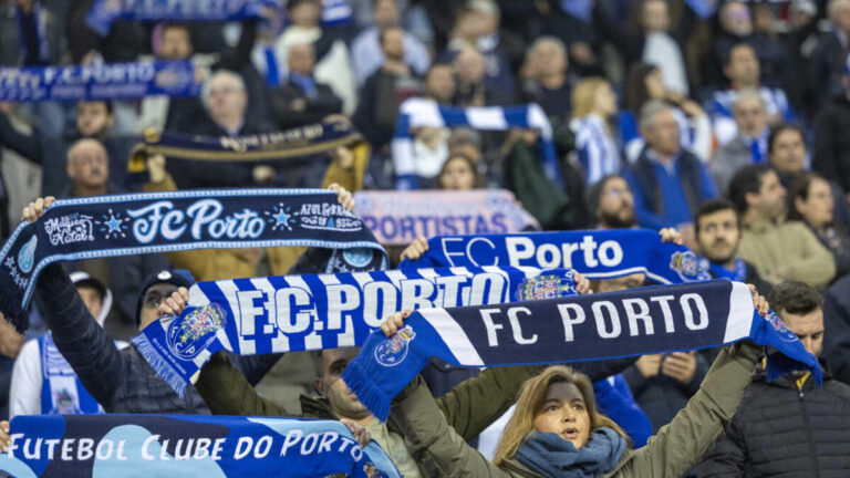 Adeptos do FC Porto estão com a equipa e esgotam bilhetes para a Luz em poucas horas