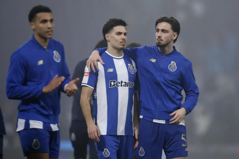 Martim Fernandes ressentiu-se de lesão e para o seu lugar voltou a entrar Francisco Moura