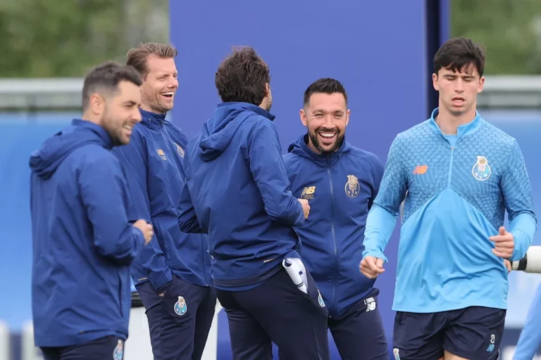 Farioli sabe que a eliminatória não está ganha: "O que aconteceu em Estugarda fica em Estugarda"