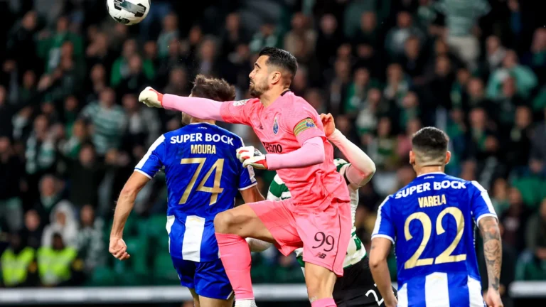 Jorge Amaral: "A primeira oportunidade é do FC Porto que é um pontapé do Alan Varela ao poste"