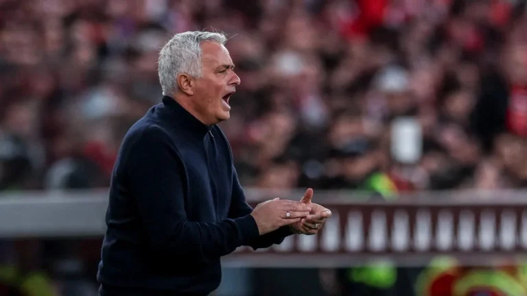 Mourinho: "Realisticamente, vejo difícil que o FC Porto perca sete pontos"