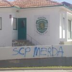 "Quem com ferros mata...": Núcleo do Sporting vandalizado em Gaia