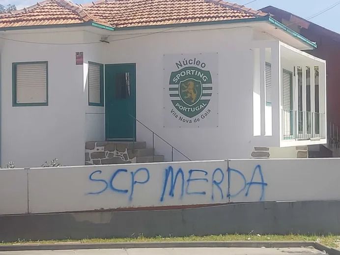 "Quem com ferros mata...": Núcleo do Sporting vandalizado em Gaia