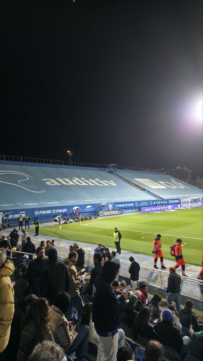 Afinal, oito anos depois, a bancada do Estoril continua fechada