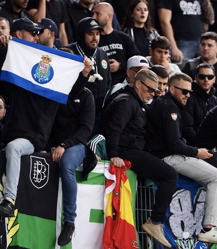 Adeptos do Betis provocam Sp. Braga com... bandeira do FC Porto