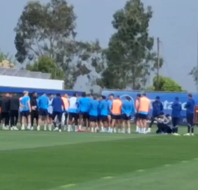 Boa disposição e união no arranque do treino do FC Porto sob comando de Farioli