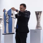 Villas-Boas ofereceu camisola de tributo a Pinto da Costa a Luís Montenegro