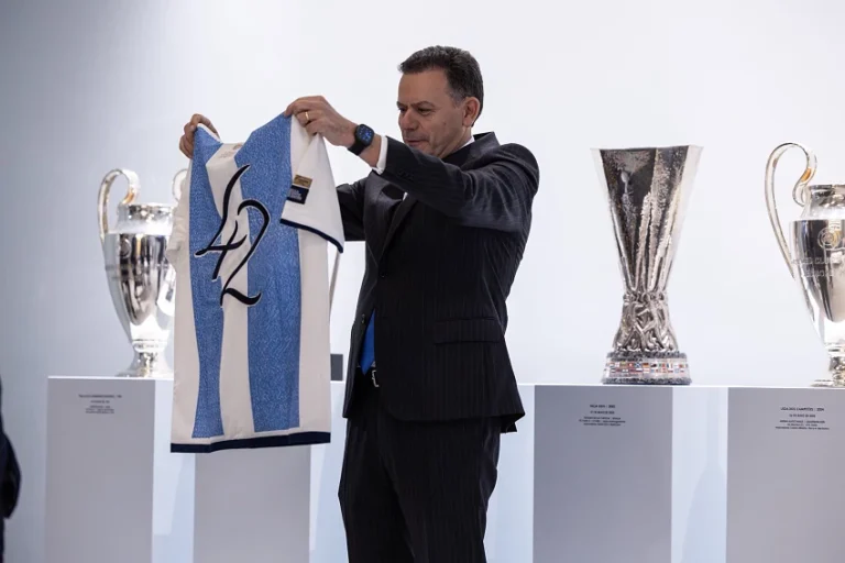 Villas-Boas ofereceu camisola de tributo a Pinto da Costa a Luís Montenegro