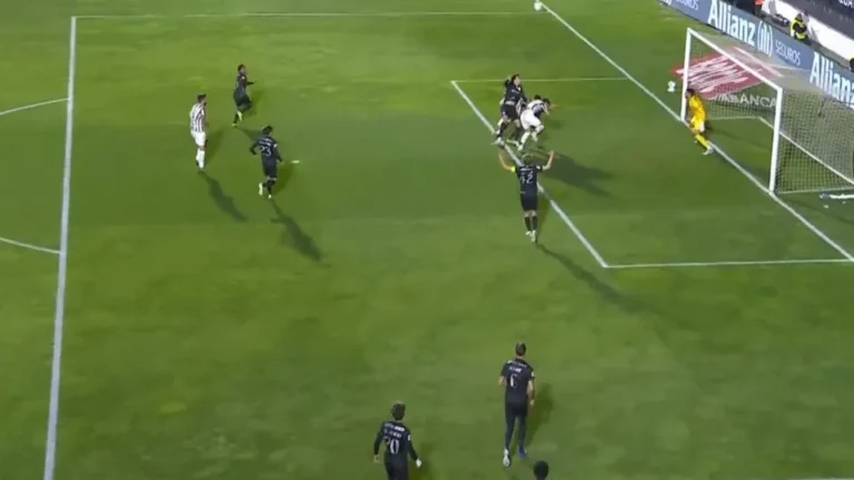 Estrela da Amadora pediu penálti contra o Sporting neste lance