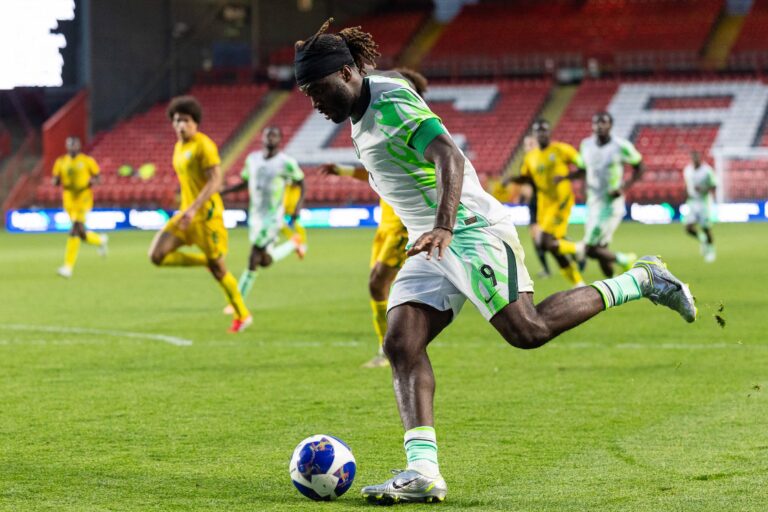 Moffi fez uma assistência e foi titular e capitão na vitória da Nigéria frente ao Zimbabué