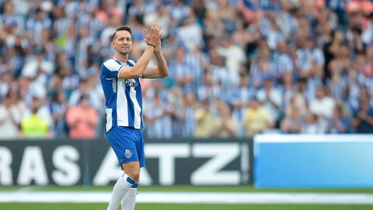 FC Porto admite investir até 20 milhões por avançado para o verão
