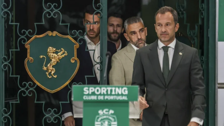 O 'queixinhas' nem na renovação do treinador deixa de pensar no FC Porto: "Dou os parabéns aos jogadores do FC Porto, mas acima disso..."