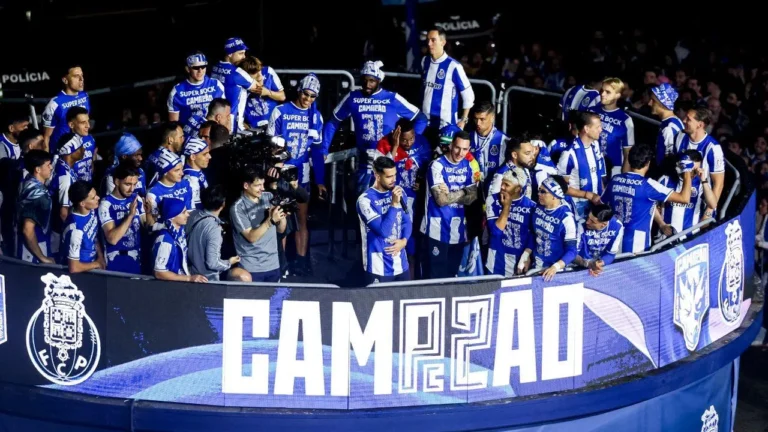 Farioli e as indiretas ao Sporting nos festejos: "Às vezes as emoções vão um pouco alto demais"