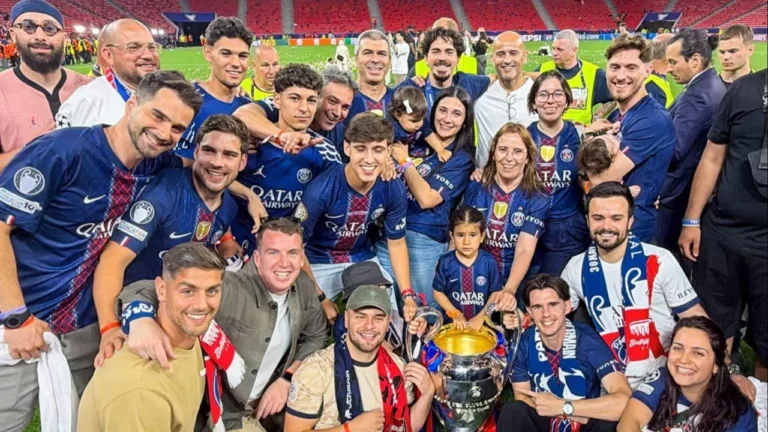 Cláudio Ramos junta-se a Vitinha na festa do PSG e reforça a marca FC Porto em Paris
