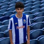 Dinis Lucas, avançado de 15 anos, assina contrato de formação