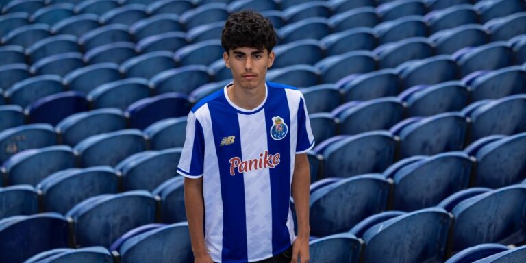 Dinis Lucas, avançado de 15 anos, assina contrato de formação