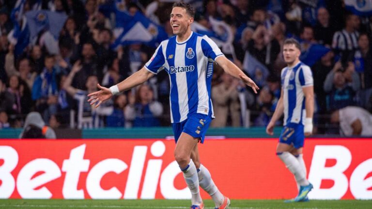 Bednarek volta a ser eleito o defesa do mês da Liga Portugal Betclic