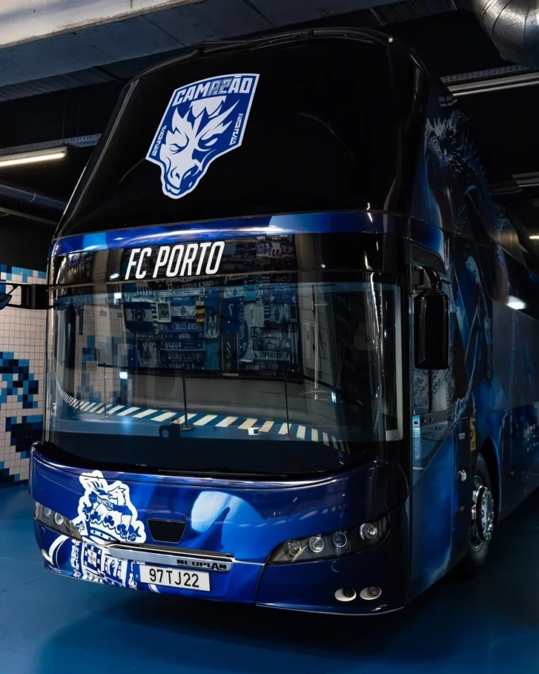 Autocarro do FC Porto já tem a referência ao título de campeão nacional