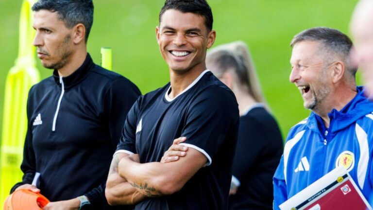 Thiago Silva tira o curso de treinador: "O futebol nunca pára de ensinar"