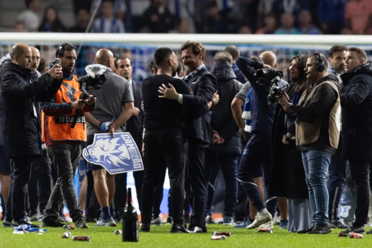 Francesco Farioli dedica título a Jorge Costa e elogia André Villas-Boas: "Demorámos 3 minutos a conectar-nos"