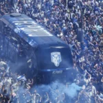 Mar de adeptos recebeu o autocarro do FC Porto antes do adeus à época no Dragão