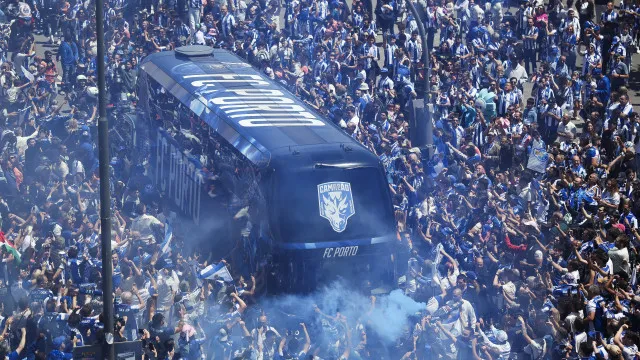 Mar de adeptos recebeu o autocarro do FC Porto antes do adeus à época no Dragão