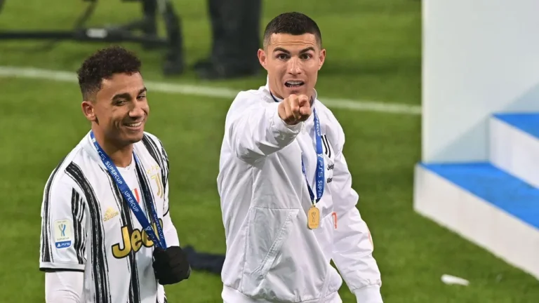 Danilo recorda convivência com Ronaldo: "Ele vive para o futebol e puxa por ti"