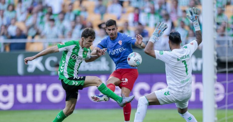 Antes da mudança para o Dragão, feito de André Silva é exaltado em Espanha