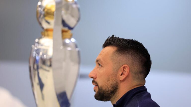 Farioli passa férias na Turquia e adeptos do Fenerbahçe sonham, mas treinador fica no FC Porto